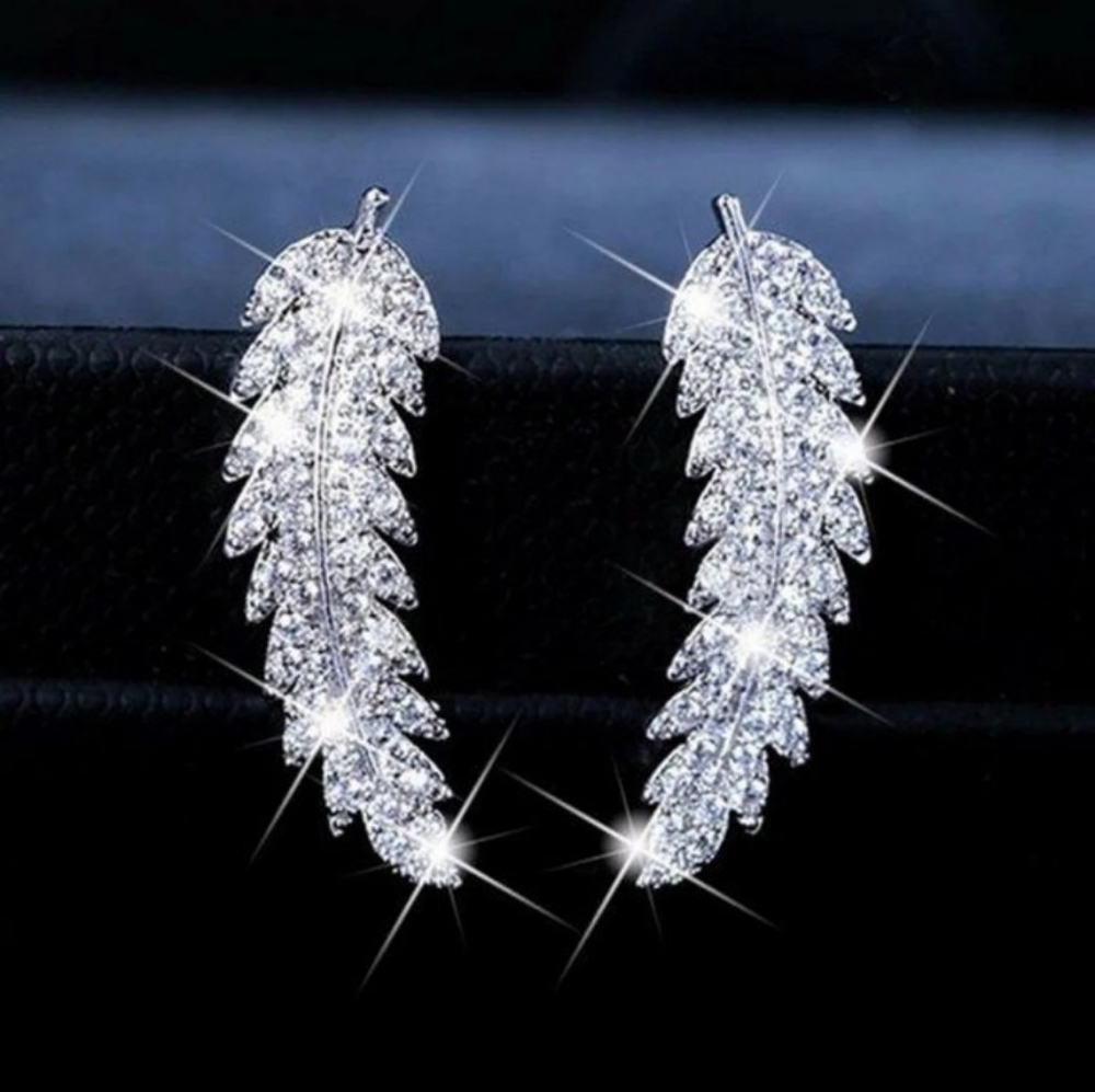 NEW 18K White Gold Diamond Marquis Leaf Earrings
